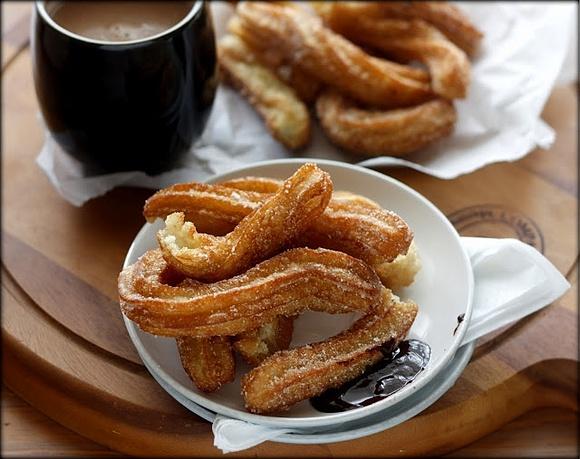 Churros - przepis na tradycyjne hiszpańskie ciasto smażone