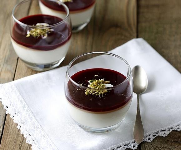 Panna Cotta waniliowa z taflą espresso i truskawkami