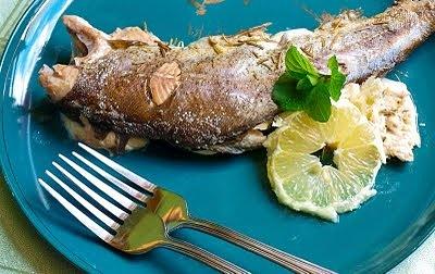 Pstrąg z cytryną i rozmarynem - przepis na rybę po góralu