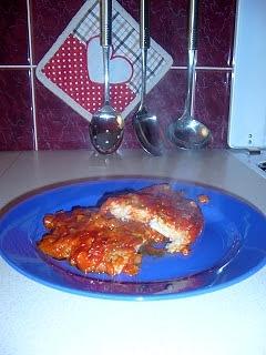Pieczona ryba w sosie pomidorowym z czosnkiem cebulką i koprem