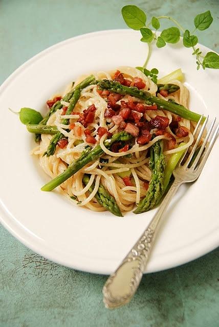 Spaghetti z zielonymi szparagami i boczkiem