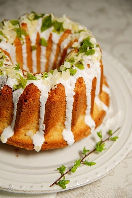 Babka migdałowa z sokiem pomarańczowym i białą czekoladą