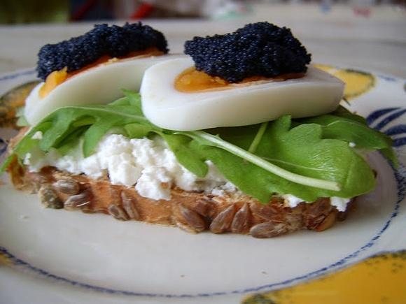 Kanapka na lunch z ricottą, rukolą i jajkiem