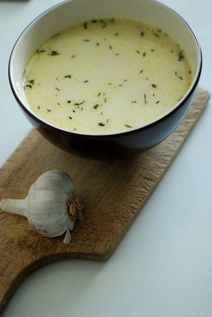 Zupa czosnkowa na choróbska z ziemniakami i tymiankiem