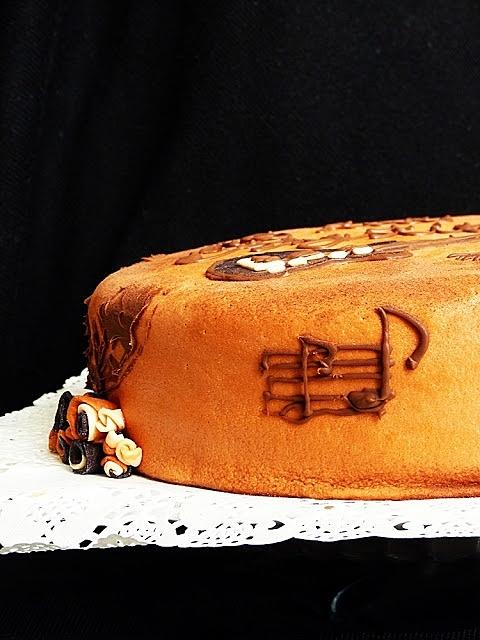 Tort z gitarą dekoracja z masy cukrowej