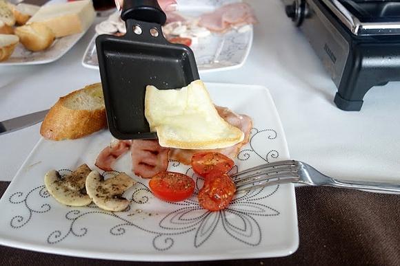 Raclette na imprezę lub obiad – tradycyjne danie z sera z Wallis