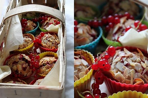 Muffiny z czerwonymi porzeczkami i czekoladowymi pieguskami