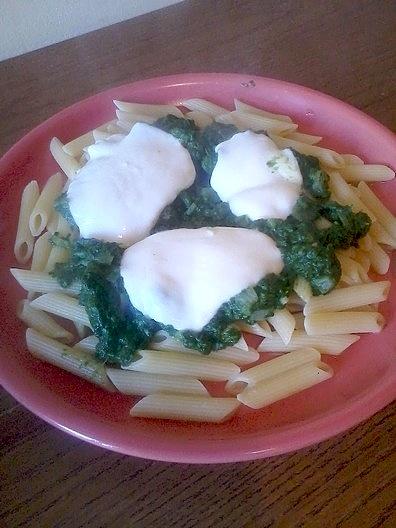 Penne ze szpinakiem i mozzarellą na tani obiad