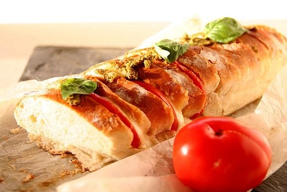 Grillowane bagietki z pomidorami, mozzarellą i pesto