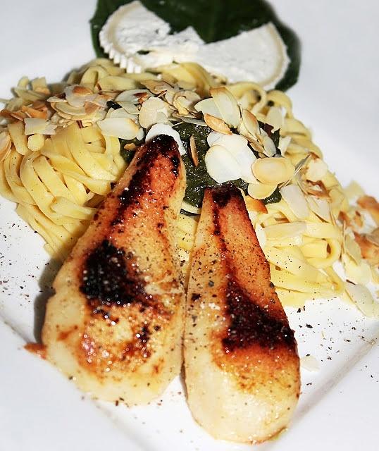 Fettuccine ze szpinakiem i karmelizowanymi gruszkami