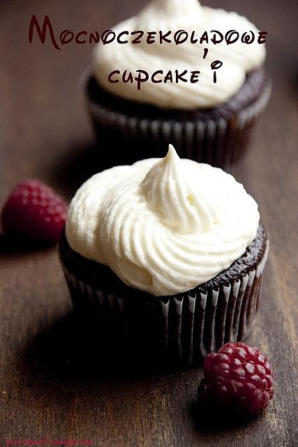 Czekoladowe cupcake z mascarpone i malinowym nadzieniem