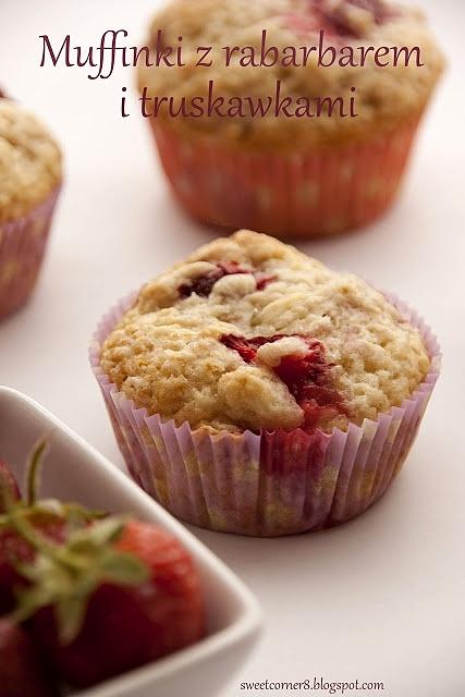 Muffinki z rabarbarem i truskawkami