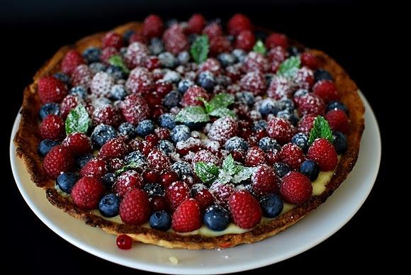 Tarta z owocami leśnoogrodowymi na urodziny