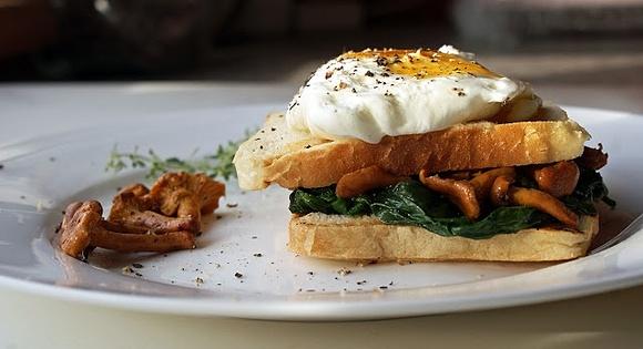 Tost z jajkiem po benedyktyńsku ze szpinakiem i kurkami