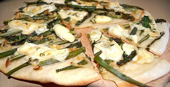 Pizza ze szparagami i serem camembert