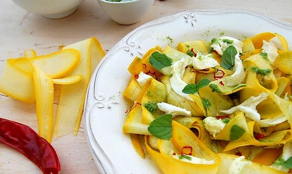 Sałatka z cukinii i mozzarelli