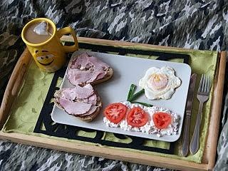 Wesołe śniadanie do łóżka
