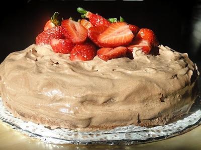 Tort czekoladowy z truskawkami