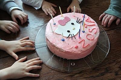 Tort Hello Kitty z bitą śmietaną i barwnikiem spożywczym