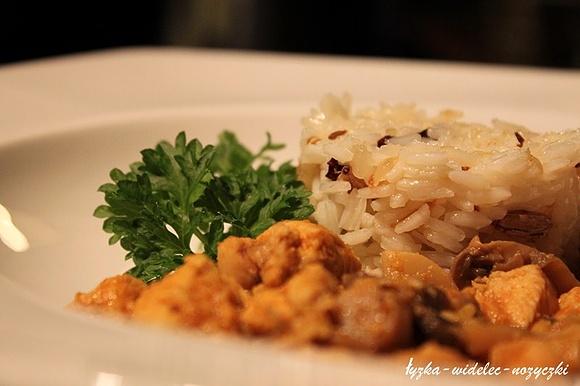 Kurczak z orzechami nerkowca i ryżem Pilau