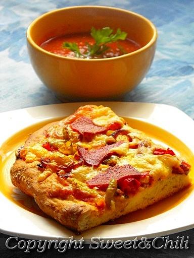 Puszysta pepperoni z pikantnym sosem