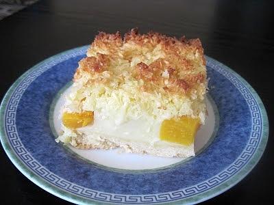 Ciasto budyniowo-brzoskwiniowe z kokosową kruszonką