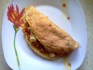 Omlet z szynką, pieczarkami i serem