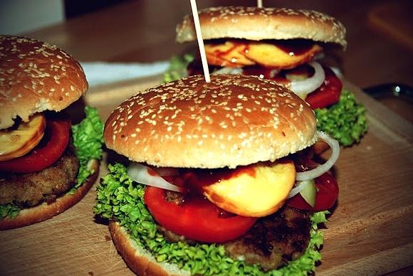 Burgery z góralskim oscypkiem