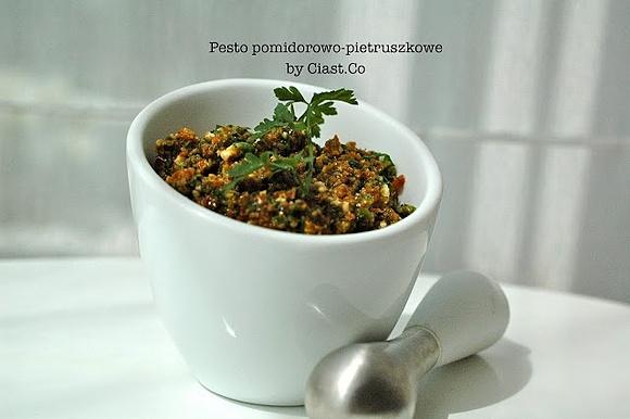 Makaron z pomidorowo pietruszkowym pesto