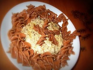 Makaron razowy z sosem serowo-pieczarkowym