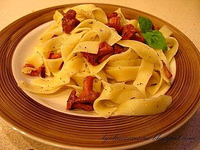 Mazurskie kurki z boczkiem, tymiankiem i parmezanem na tagliatelle