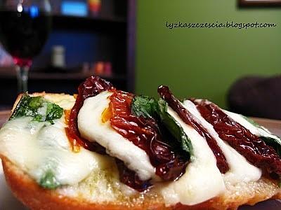 Bruschetta z pomidorami i bazylią