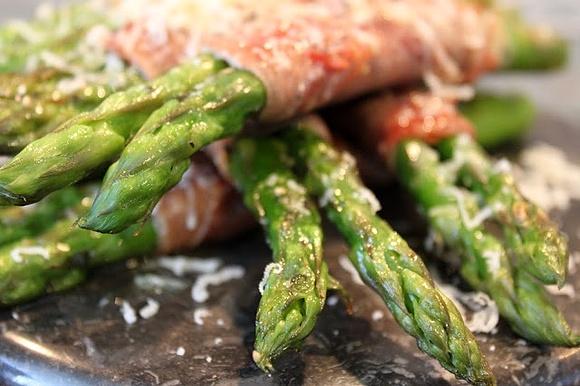 Grillowane szparagi zawijane w szynkę parmeńską
