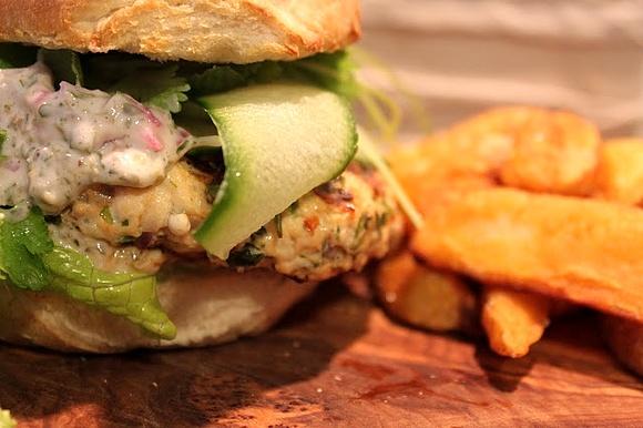 Pikantny łososiowy burger