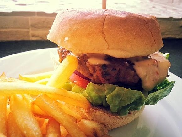 Ostry burger z chorizo i paprykami