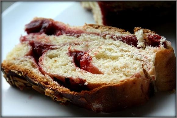 Drożdżowa strucla wiśniowo-żurawinowa