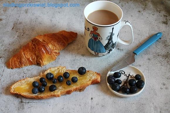 Croissant z lemon curd i borówkami amerykańskimi na śniadanie