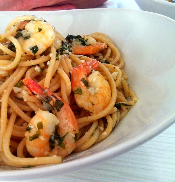 Razowe spaghetti z czosnkowymi krewetkami w białym winie