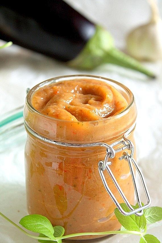 Baba Ghanoush z dodatkami do grilla
