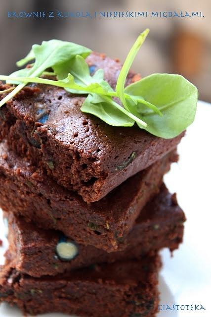 Brownie z rukolą i niebieskimi migdałami
