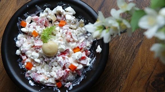 Śniadanie z sera wiejskiego, papryki, salami i pieczarek marynowanych