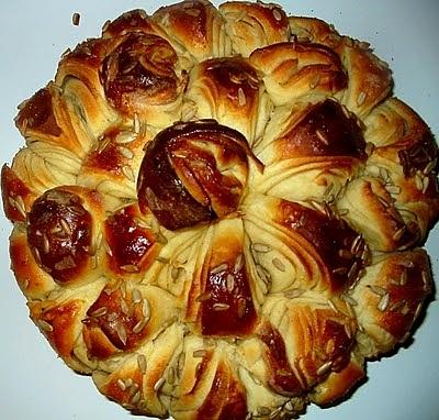 Odrywany chlebek drożdżowy z drożdży i mleka
