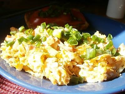 Jajecznica z dwóch jaj na szynce i cebulce, tost z masłem, pomidorem i szczypiorkiem