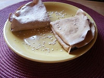 Naleśniki kakaowo-cynamonowe z twarożkiem ananasowym i owsianymi otrębami