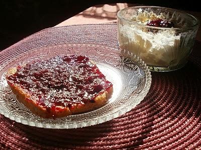 Tost kukurydziany z masłem i dżemem jeżynowym, twaróg z jogurtem i otrębami gryczanymi
