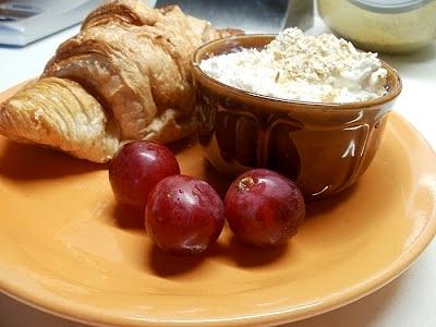 Croissant z ricottą twarogiem i otrębami z winogronami