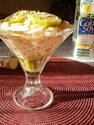 Imbirowy pudding ryżowy na waniliowym mleku sojowym z kiwi kokosowymi wiórkami i migdałami