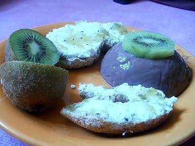 Pełnoziarnisty drożdżowy precel z twarogiem i pastą kiwi
