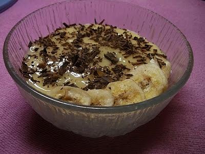 Ryż na mleku z wanilią, otrębami czekoladą i chipsami bananowymi