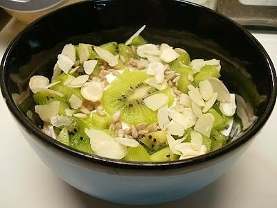 Słodkie spaghetti z pełnoziarnistego makaronu z kiwi i płatkami migdałów